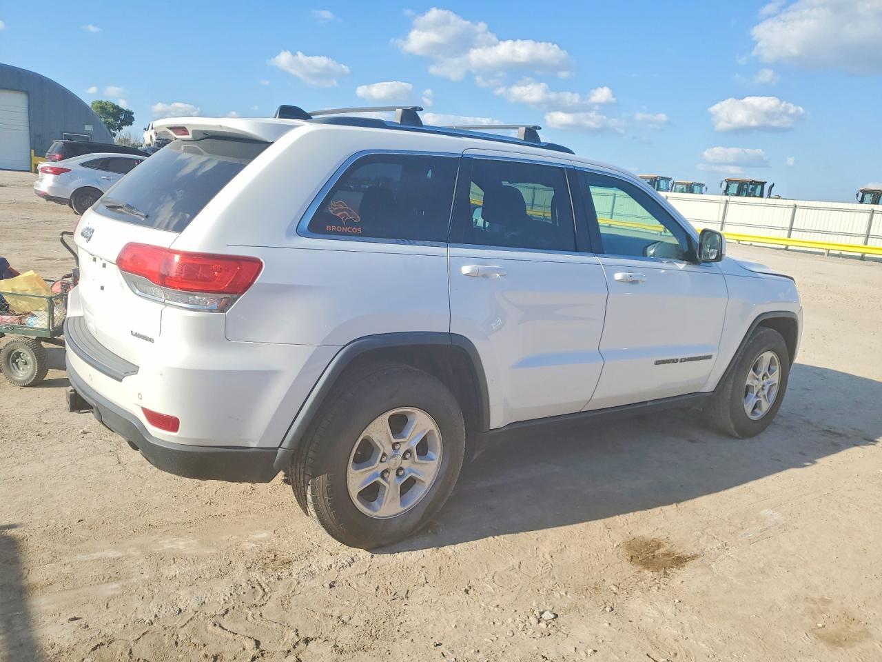 2017 Jeep Grand Cherokee Laredo - Image 3