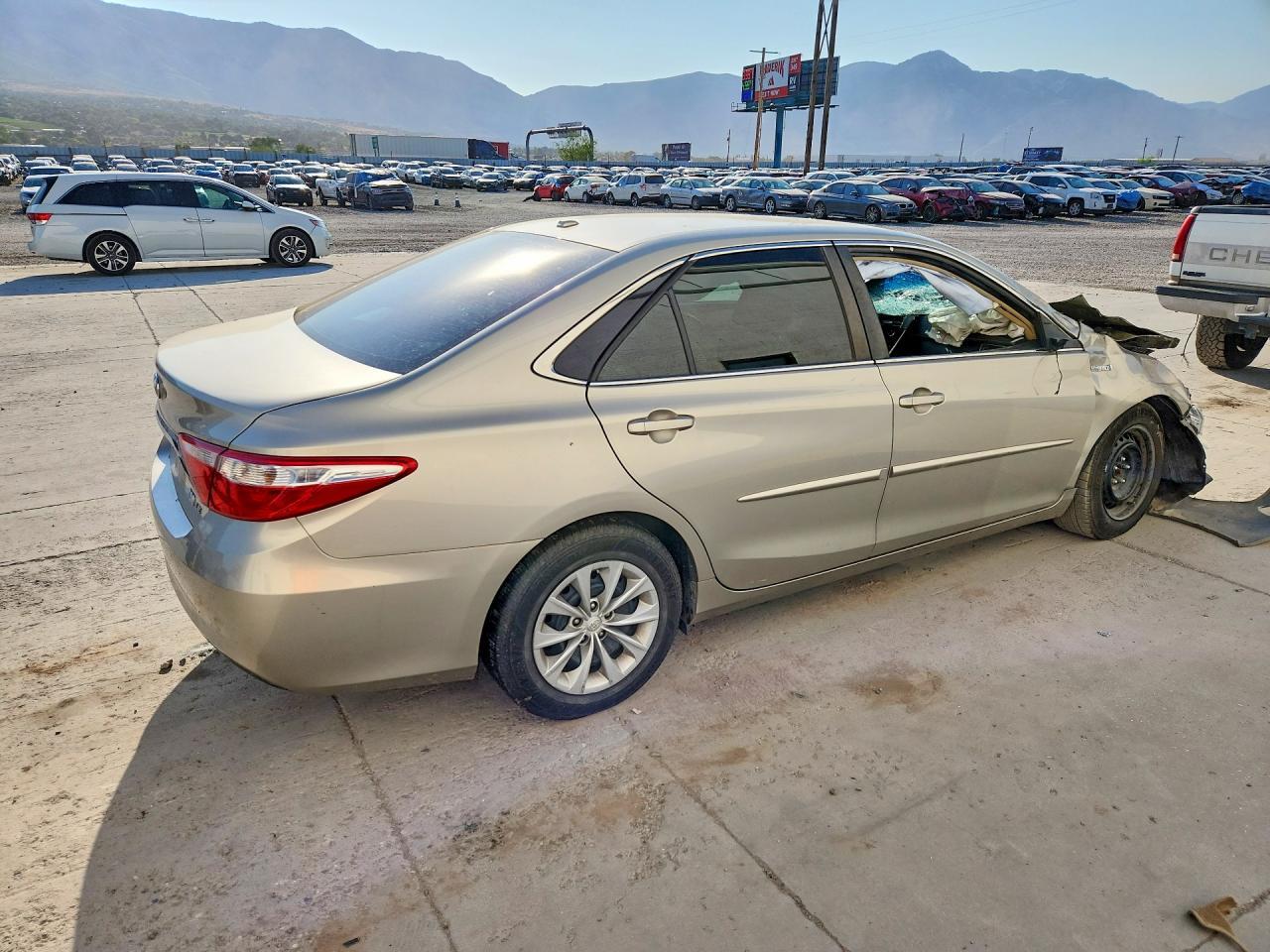 2017 Toyota Camry Hybrid Le - Image 3