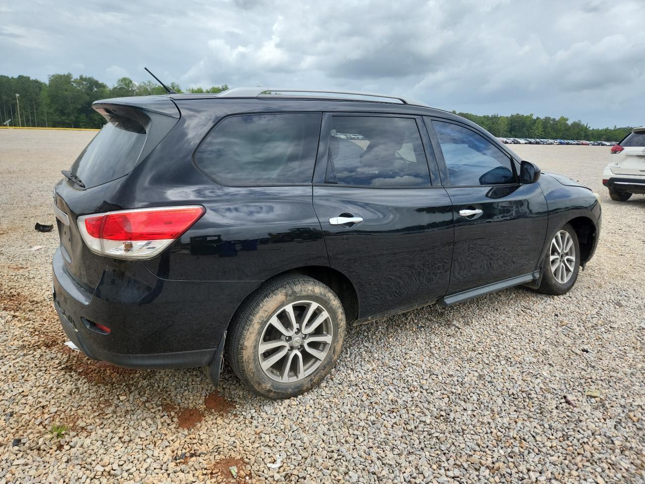 2015 Nissan Pathfinder S - Image 3
