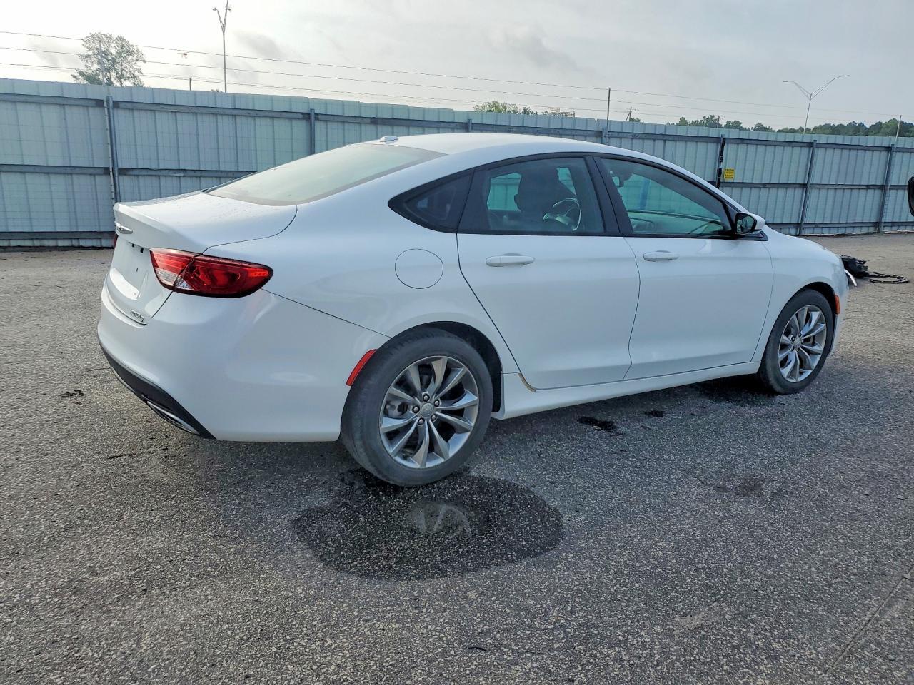 2015 Chrysler 200 S - Image 3