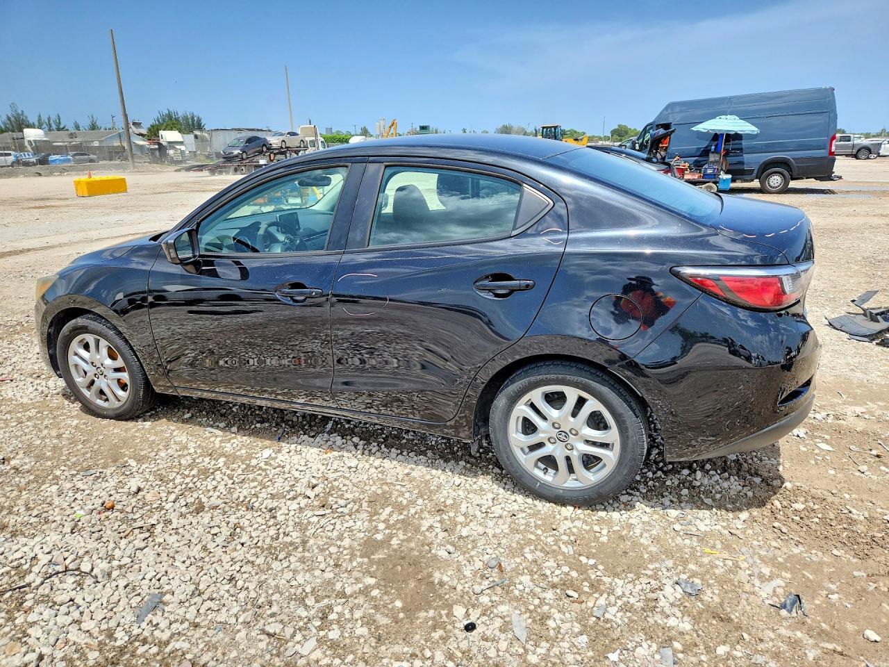 2018 Toyota Yaris Ia Base - Фото 2