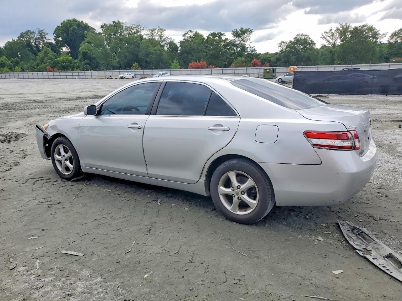 2010 Toyota Camry Le - Фото 2