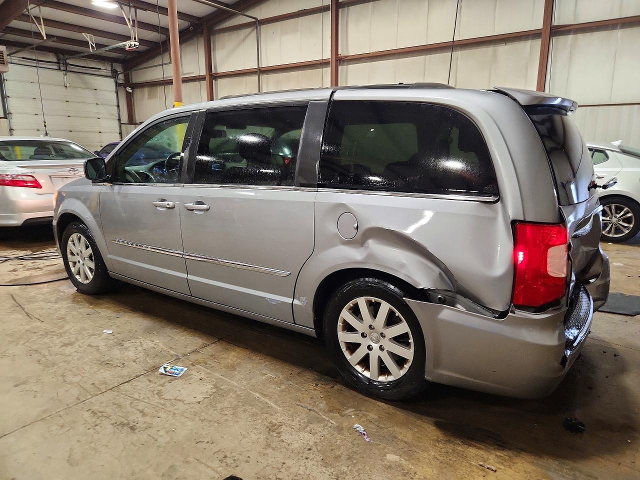 2014 Chrysler Town & Country Touring - Фото 2