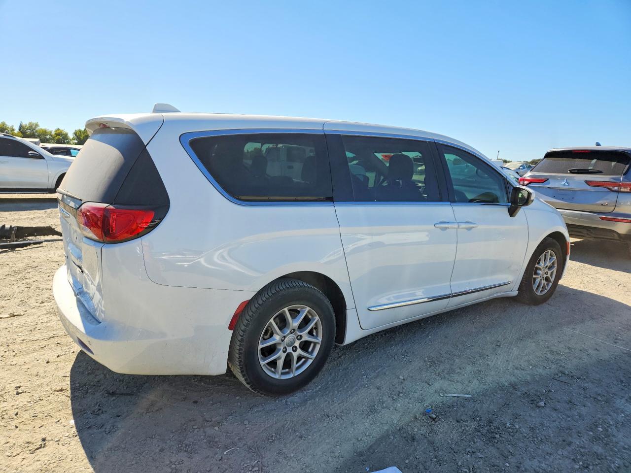 2017 Chrysler Pacifica Lx - Image 3