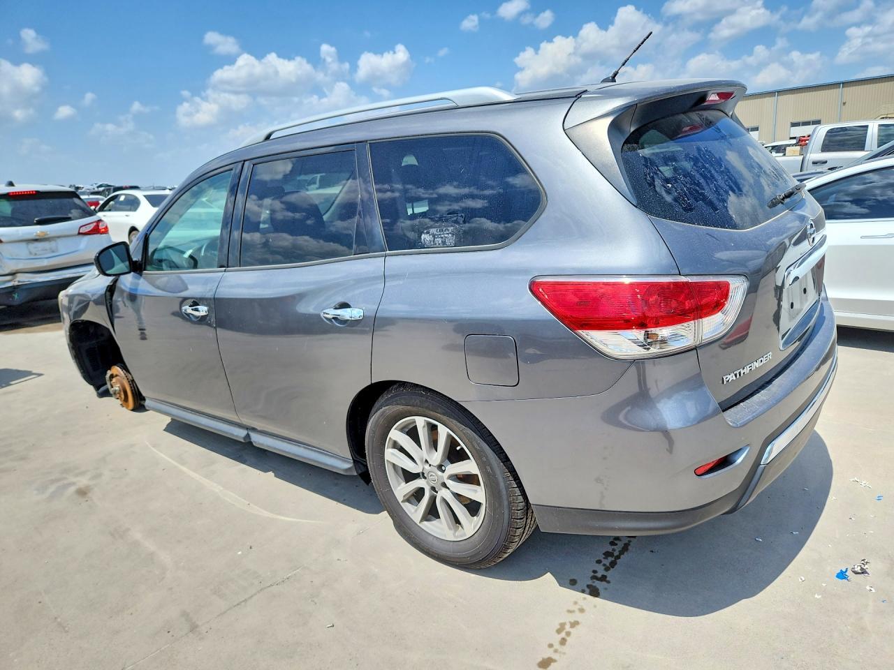 2016 Nissan Pathfinder S - Image 2