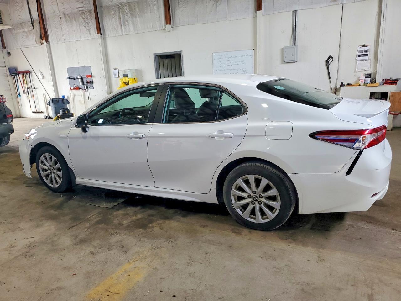 2020 Toyota Camry Se - Фото 2