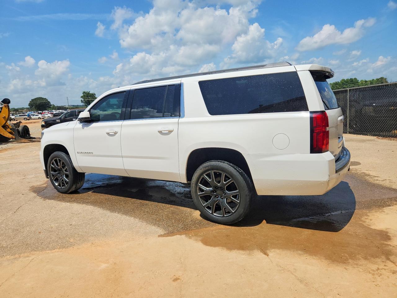 2015 Chevrolet Suburban C1500 Ls - Image 2