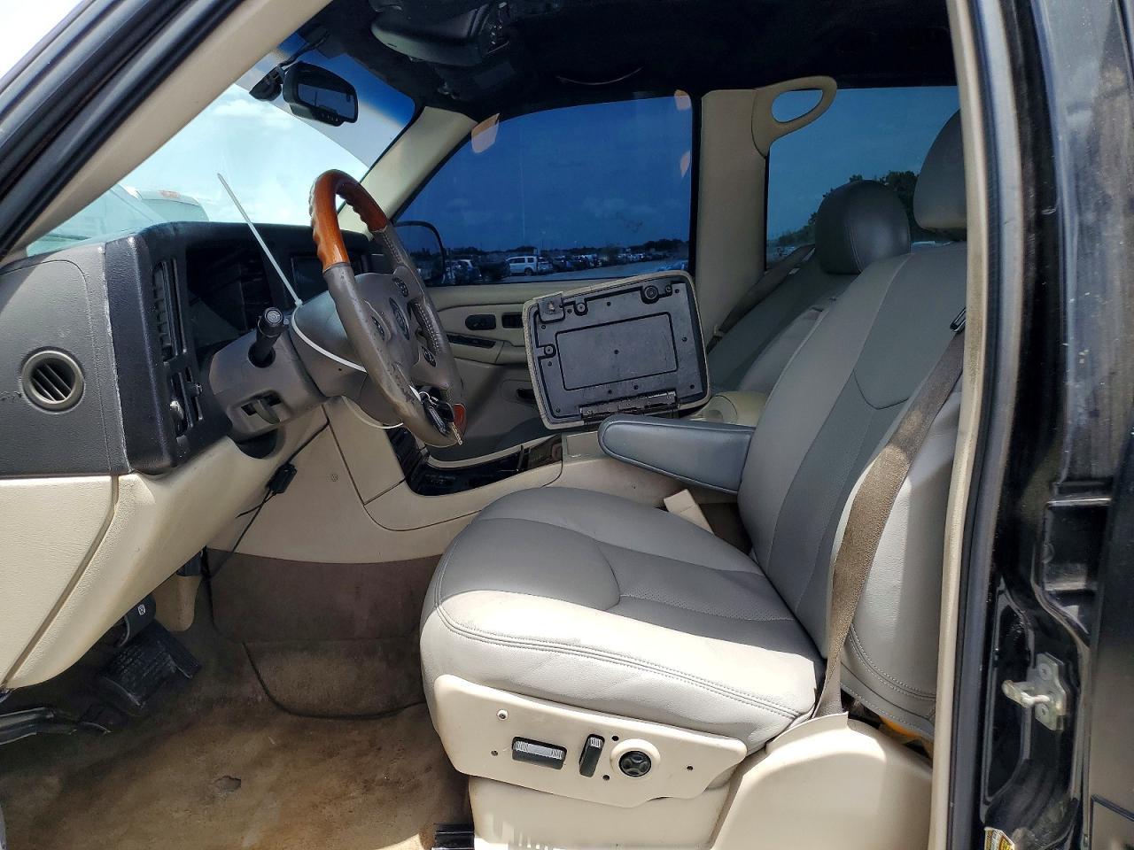 2004 Cadillac Escalade Luxury - Image 7