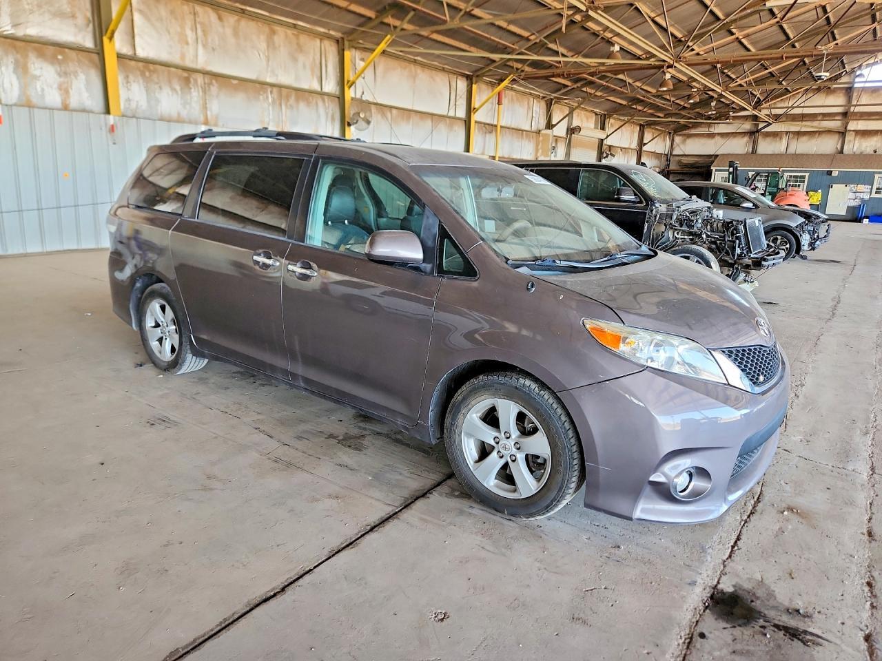 2013 Toyota Sienna Sport - Фото 4