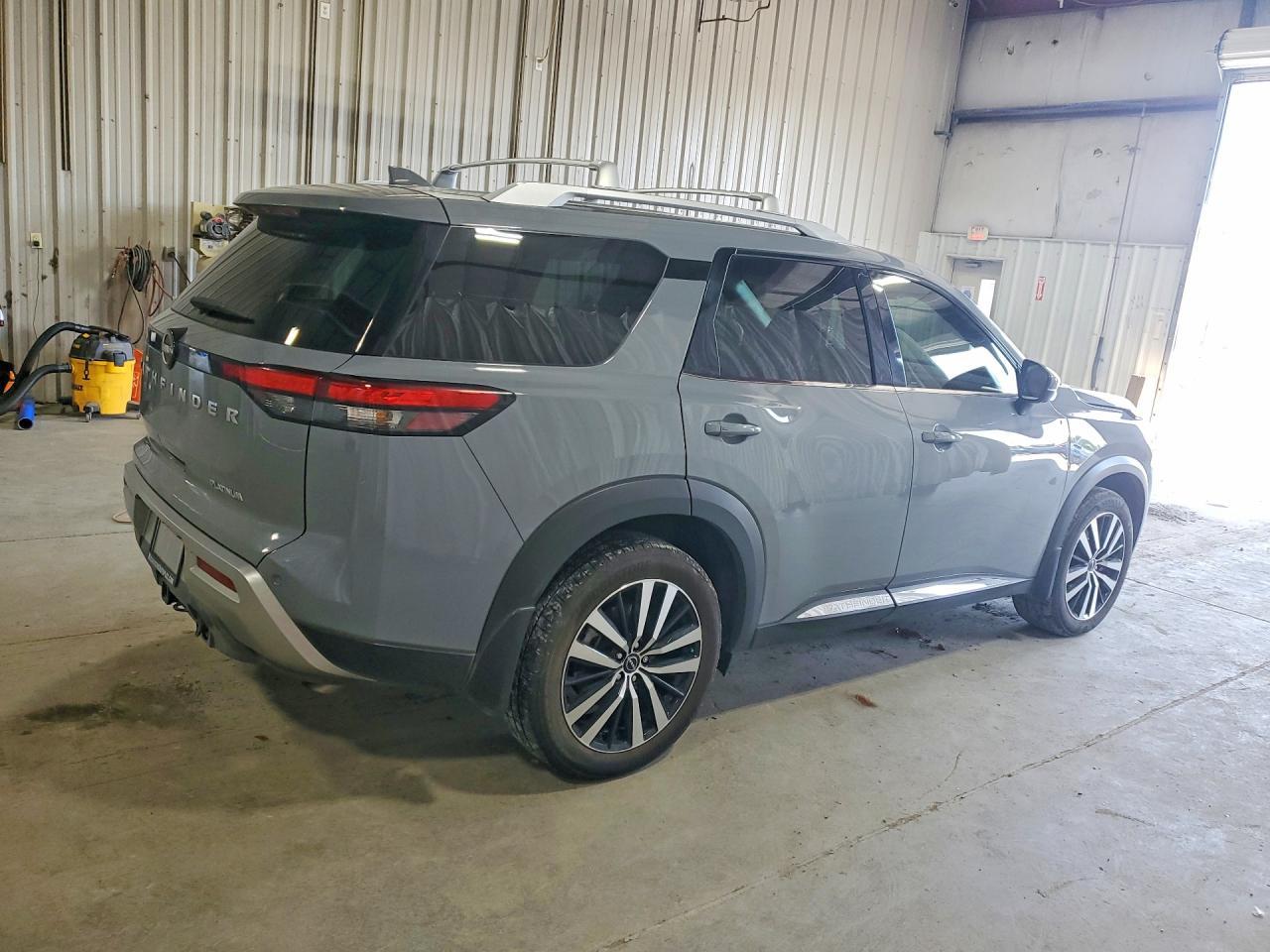 2025 Nissan Pathfinder Platinum - Image 3