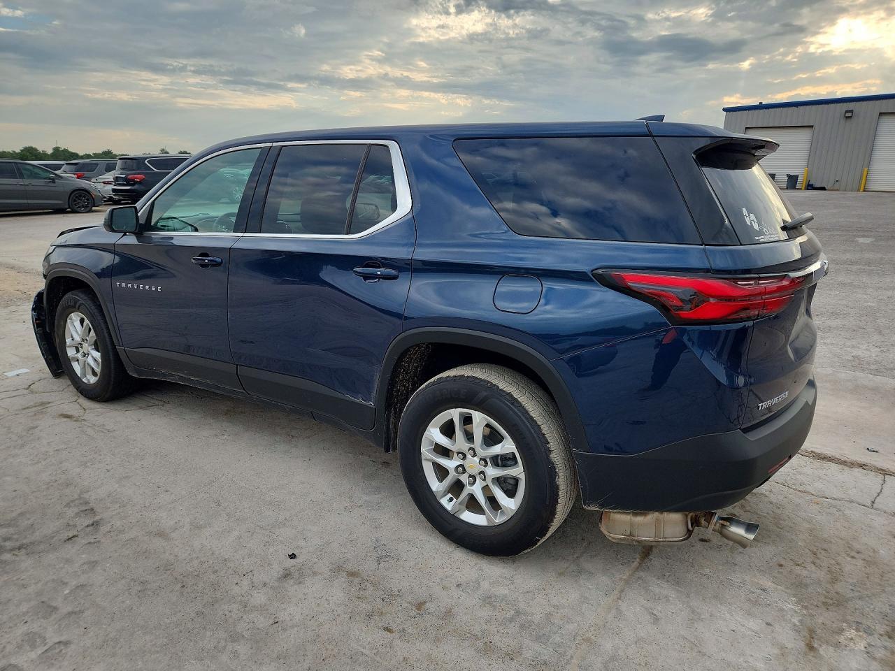2022 Chevrolet Traverse Ls - Фото 2