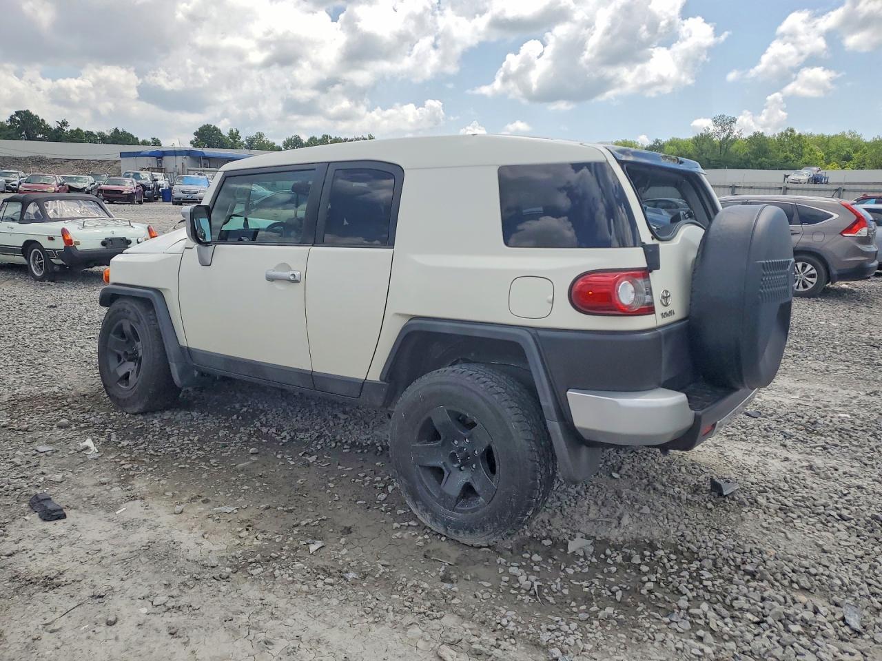 2013 Toyota Fj Cruiser Base - Image 2