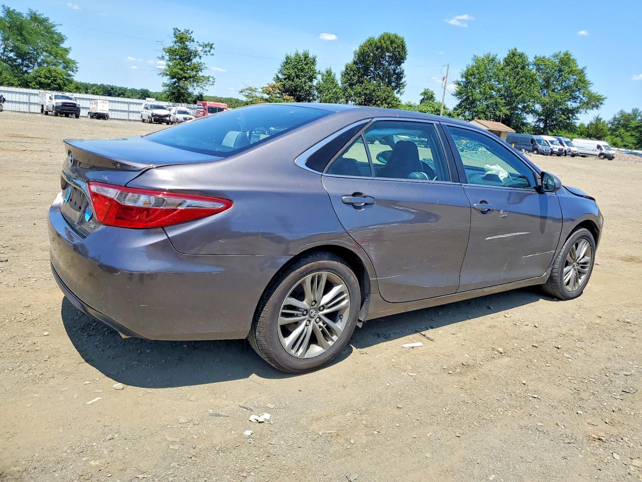 2016 Toyota Camry Se - Image 3