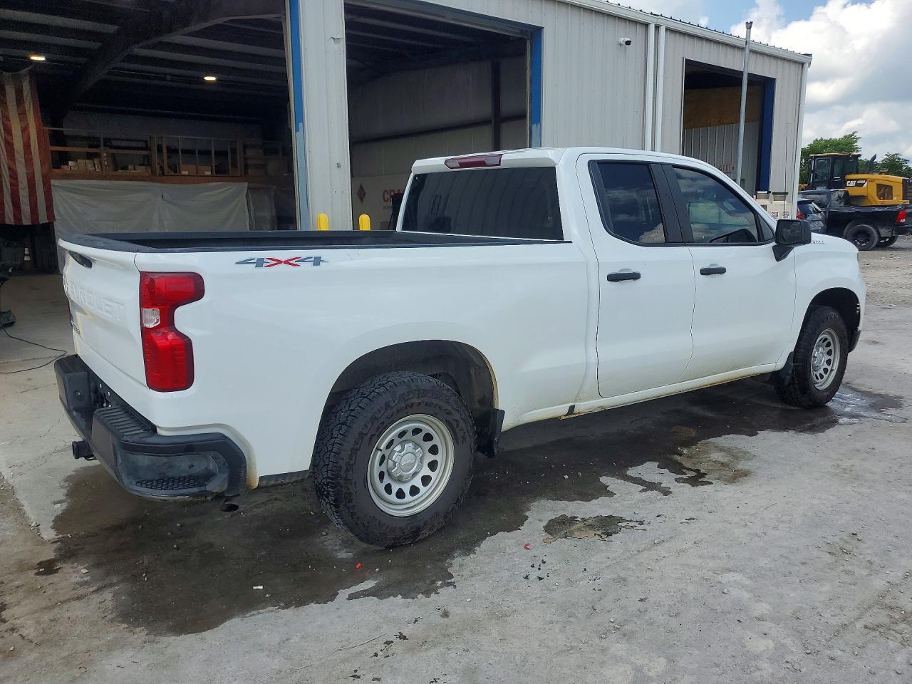 2023 Chevrolet Silverado K1500 - Фото 3