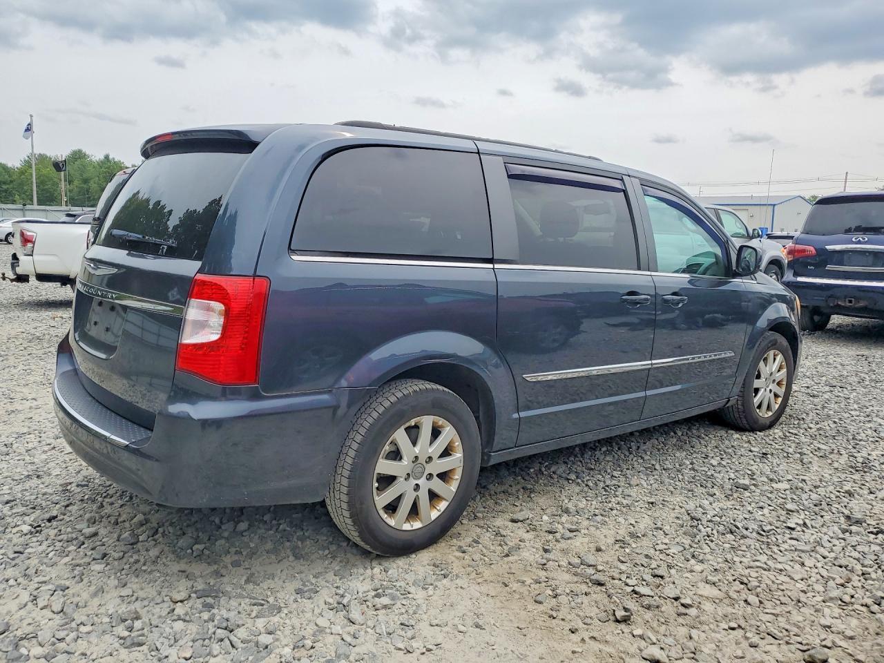 2013 Chrysler Town & Country Touring - Фото 3