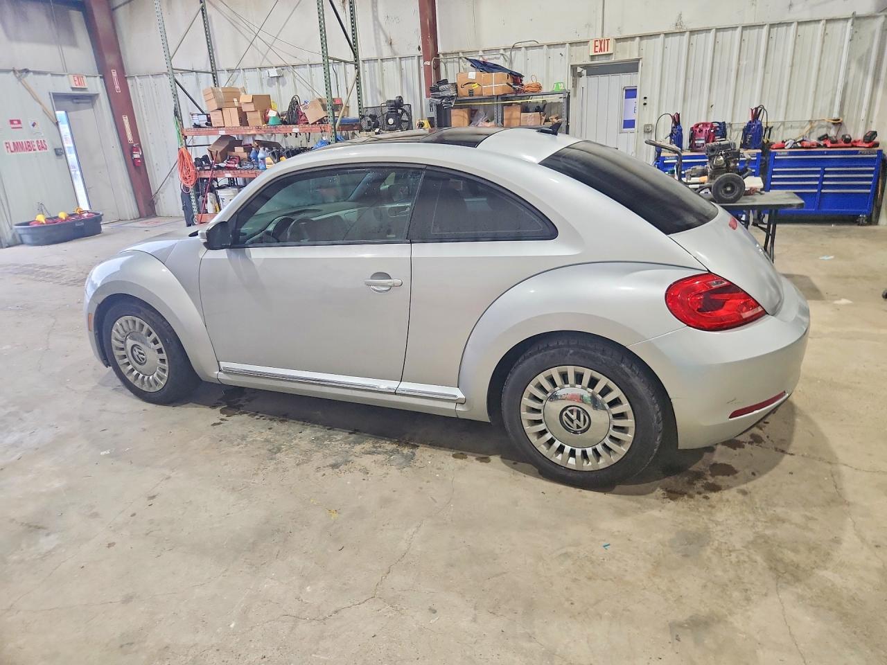 2015 Volkswagen Beetle 1.8T - Фото 2