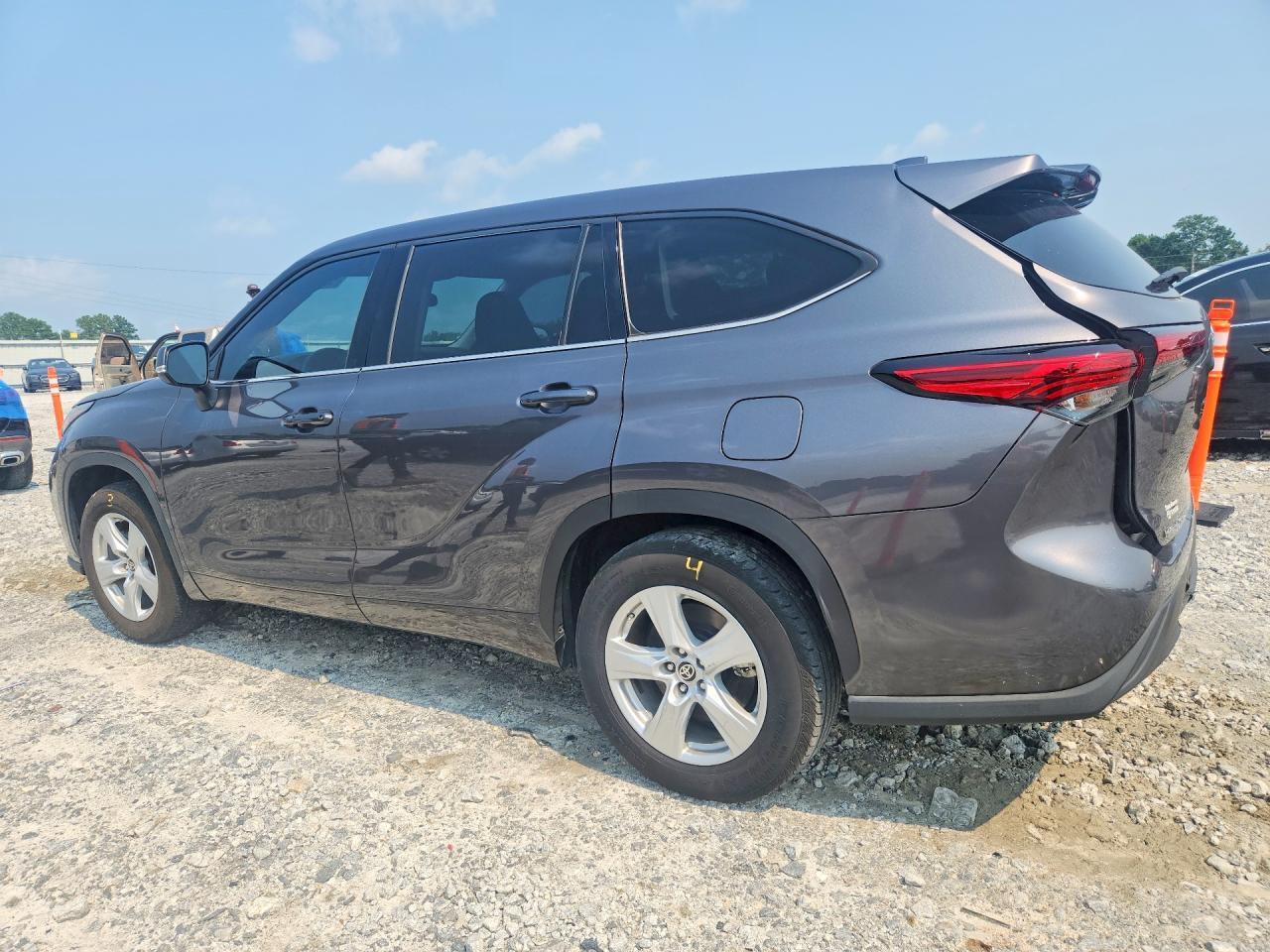 2021 Toyota Highlander Le - Фото 2