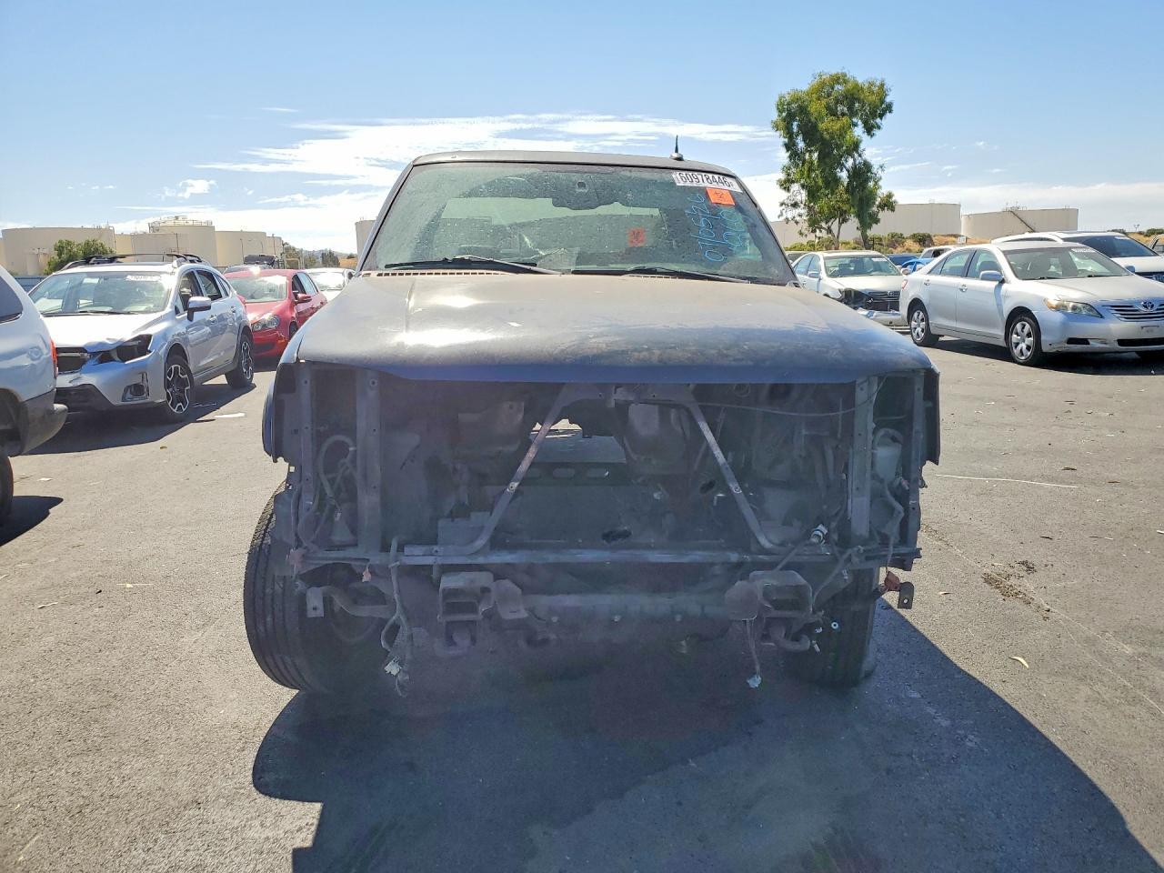 2004 GMC Sierra K2500 Heavy Duty - Image 5
