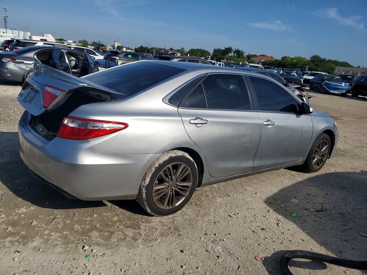 2015 Toyota Camry Se - Фото 3
