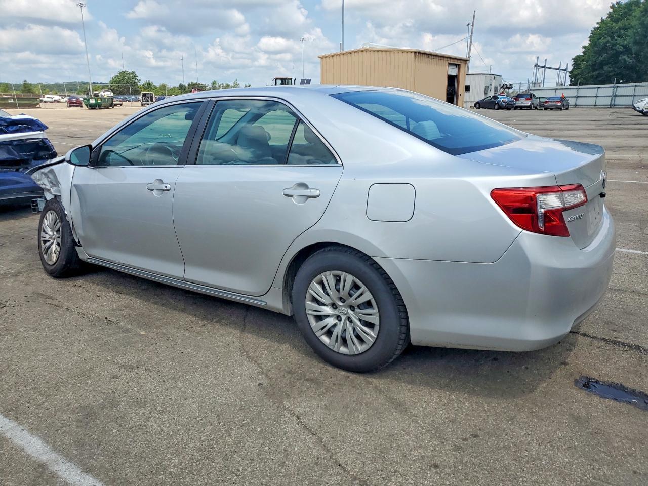 2013 Toyota Camry Le - Фото 2