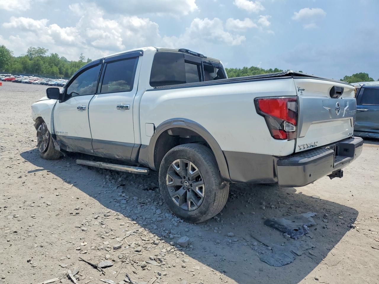 2021 Nissan Titan Platinum Reserve - Фото 2