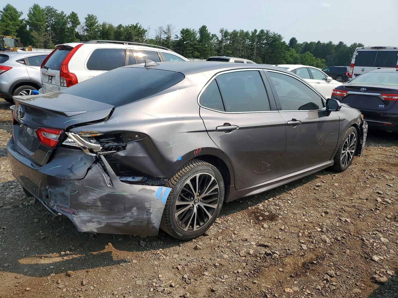 2020 Toyota Camry Se - Фото 3