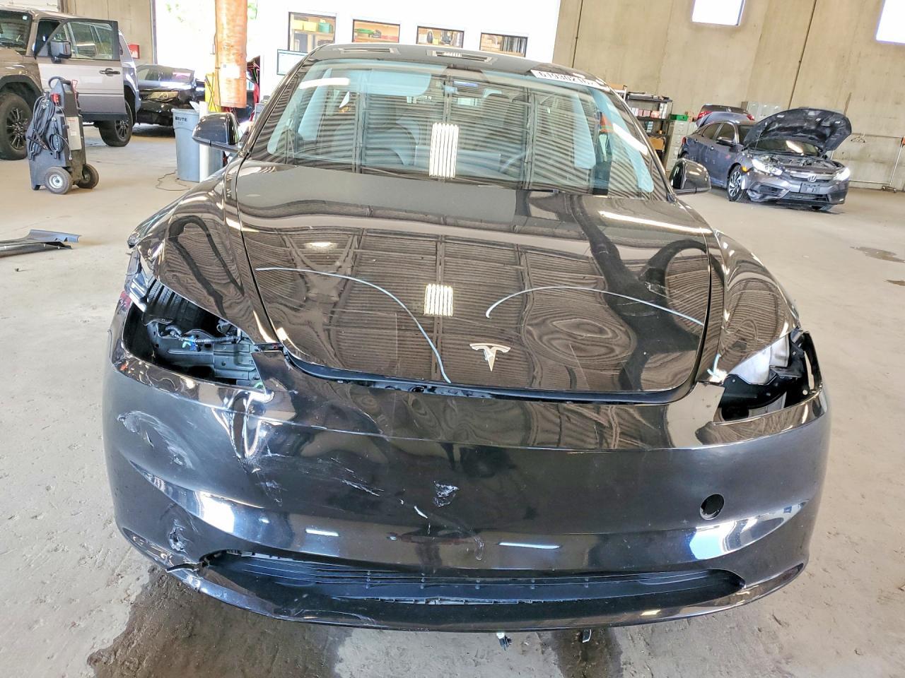 2025 Tesla Model 3 - Фото 5