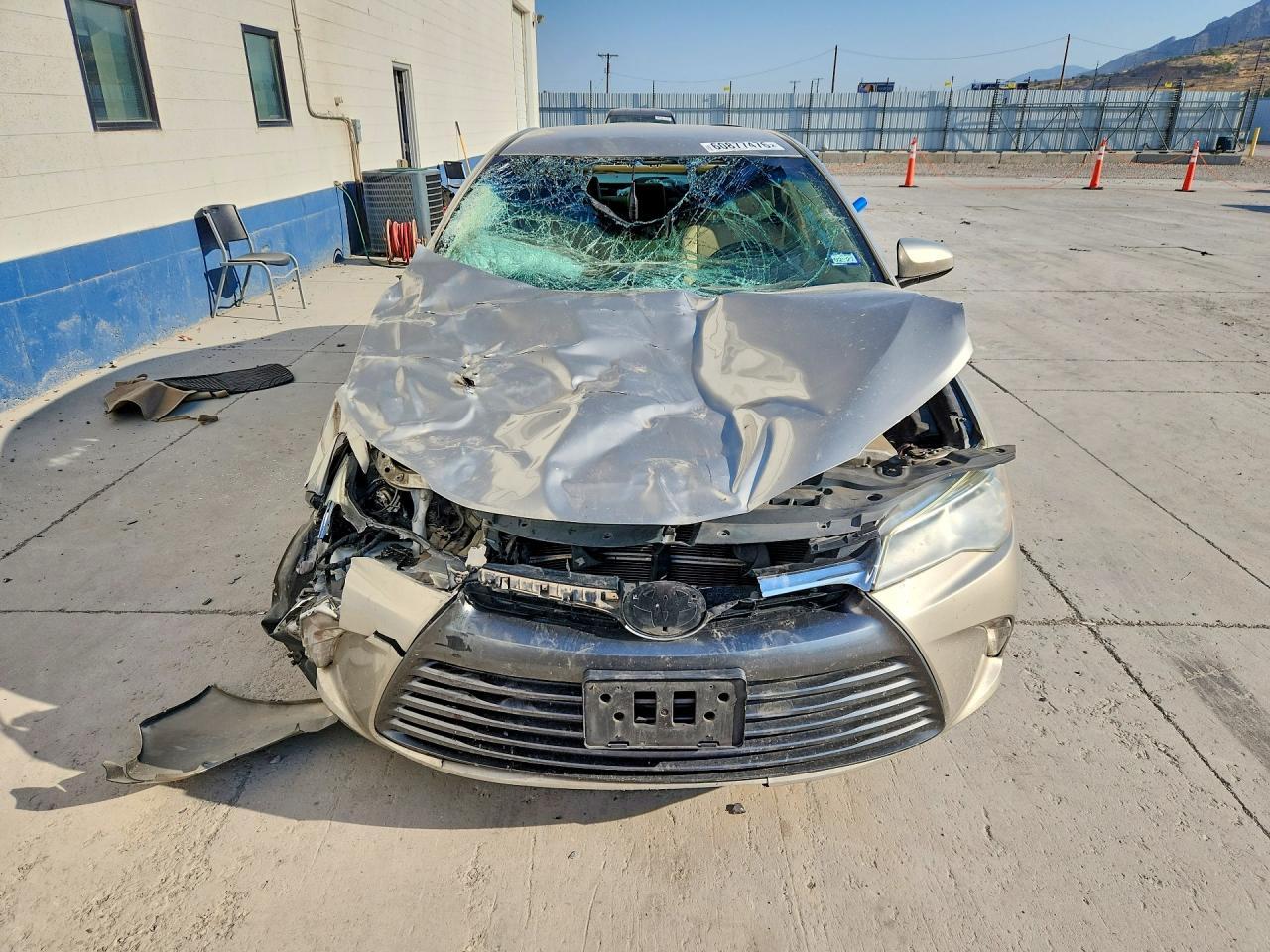 2017 Toyota Camry Hybrid Le - Image 5
