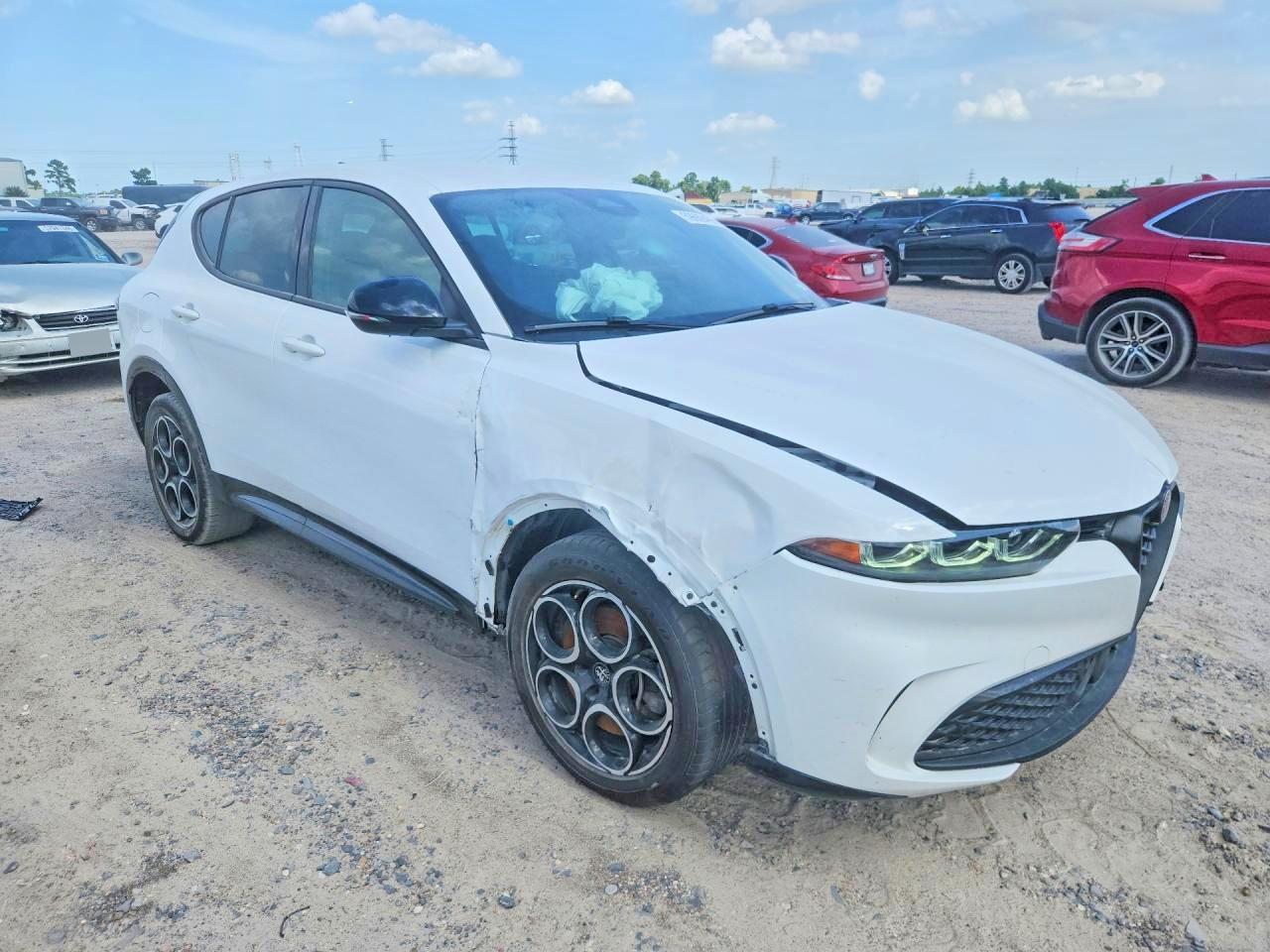 2025 Alfa Romeo Tonale Base - Image 4