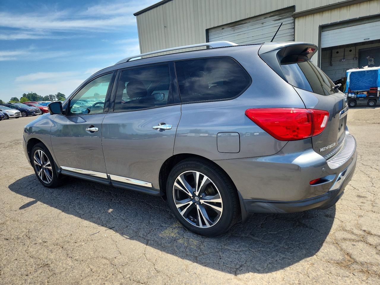 2017 Nissan Pathfinder Platinum - Фото 2