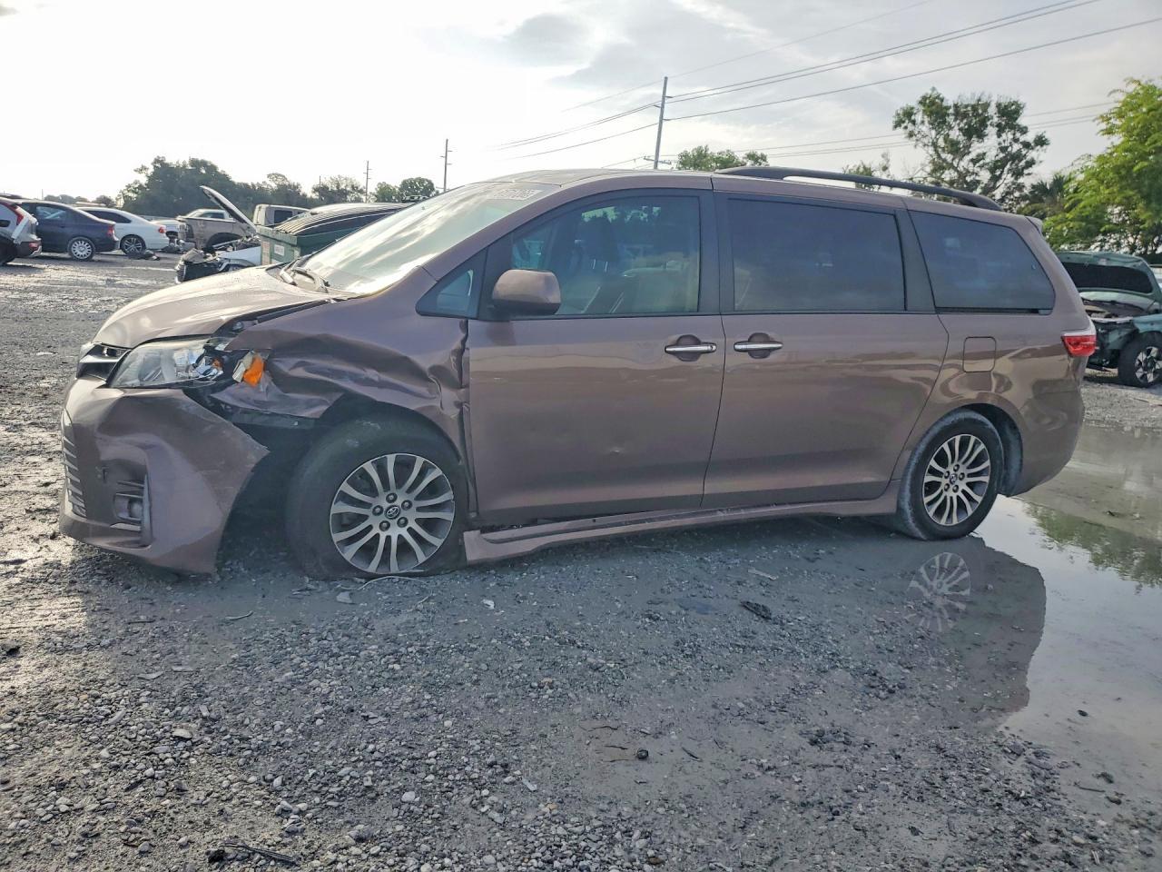 2019 Toyota Sienna Xle Premium 8-Passenger