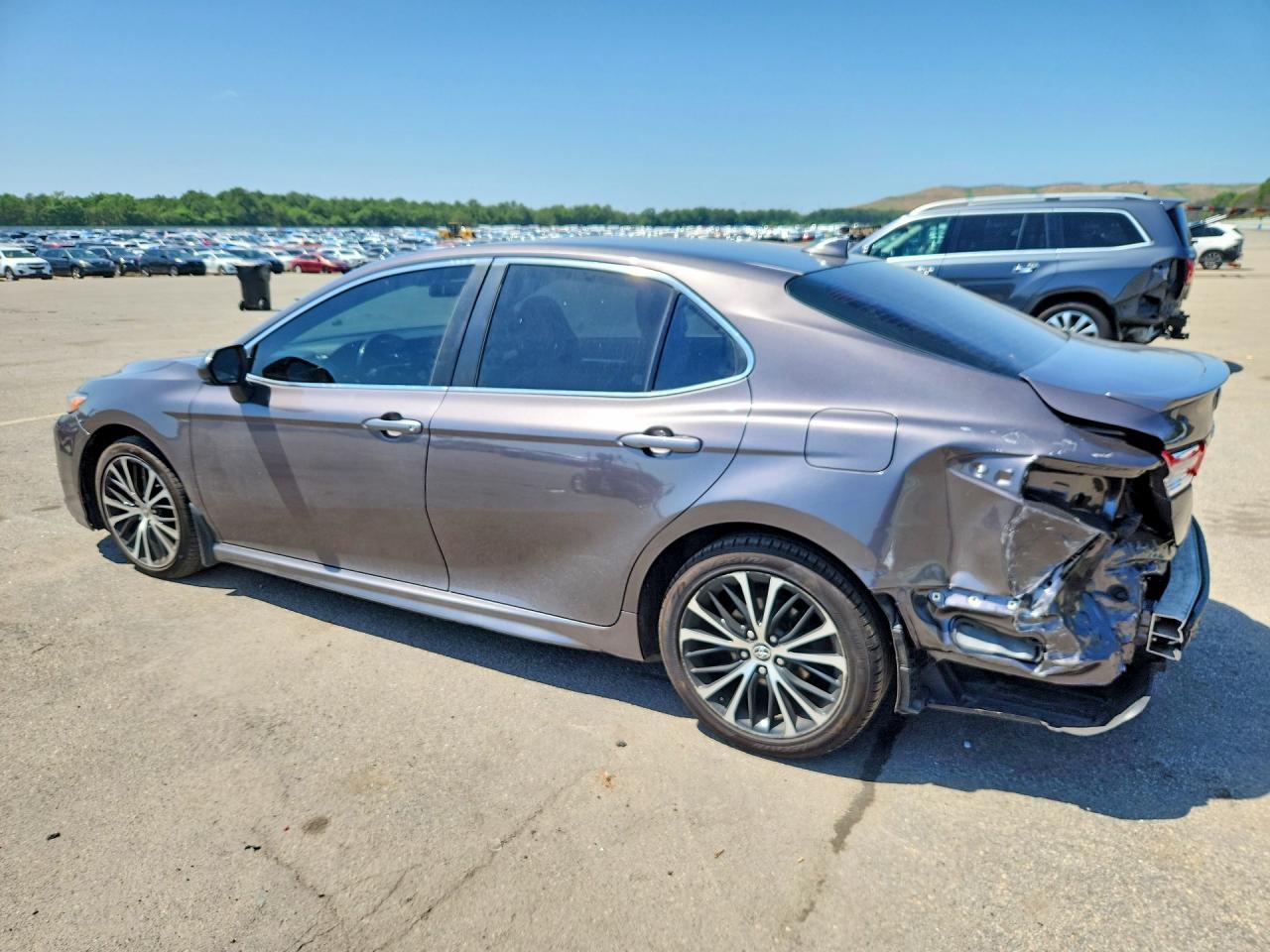 2020 Toyota Camry Se - Фото 2