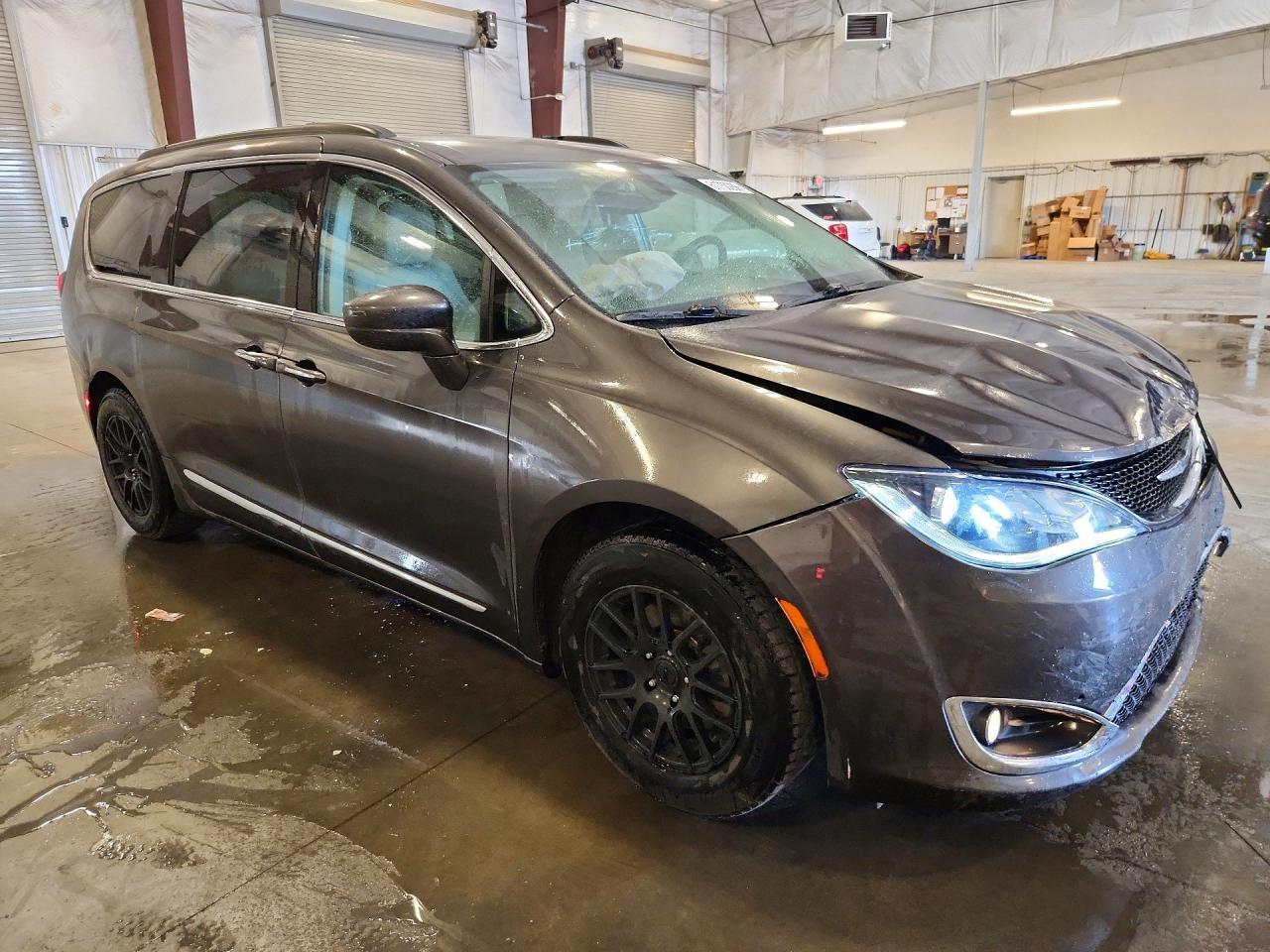 2017 Chrysler Pacifica Touring L - Фото 4