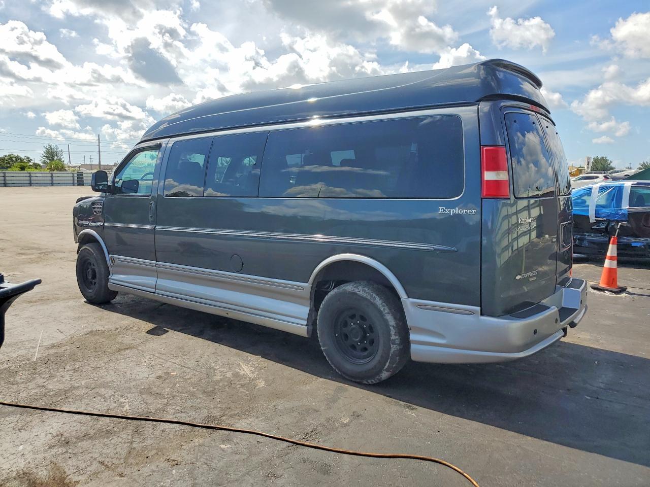 2014 Chevrolet Express G2500 3Lt - Фото 2