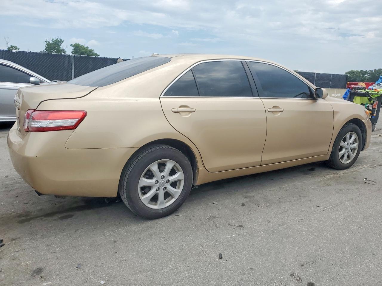 2010 Toyota Camry Le - Фото 3