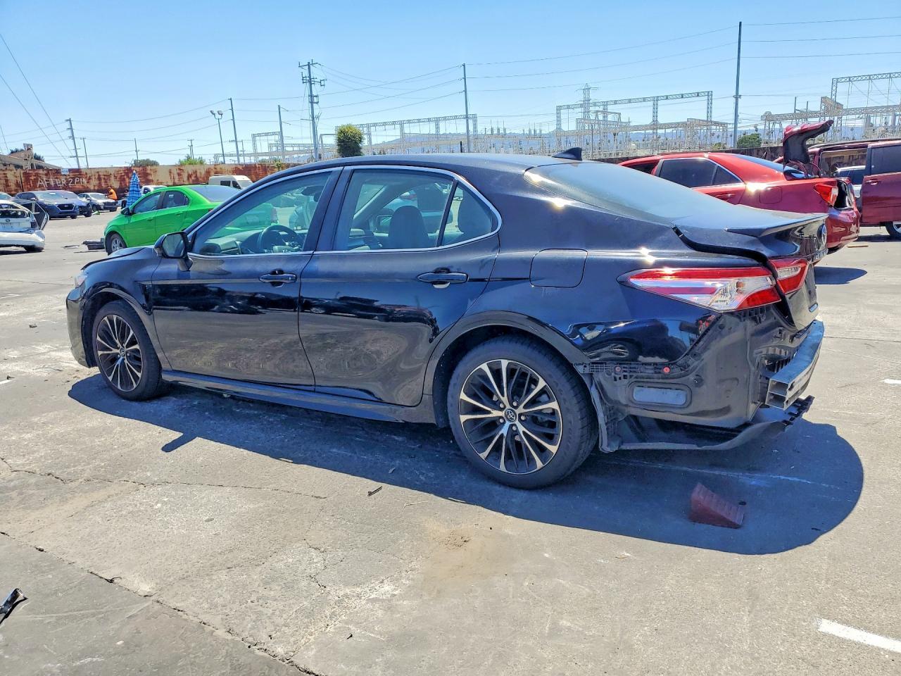 2020 Toyota Camry Se - Фото 2