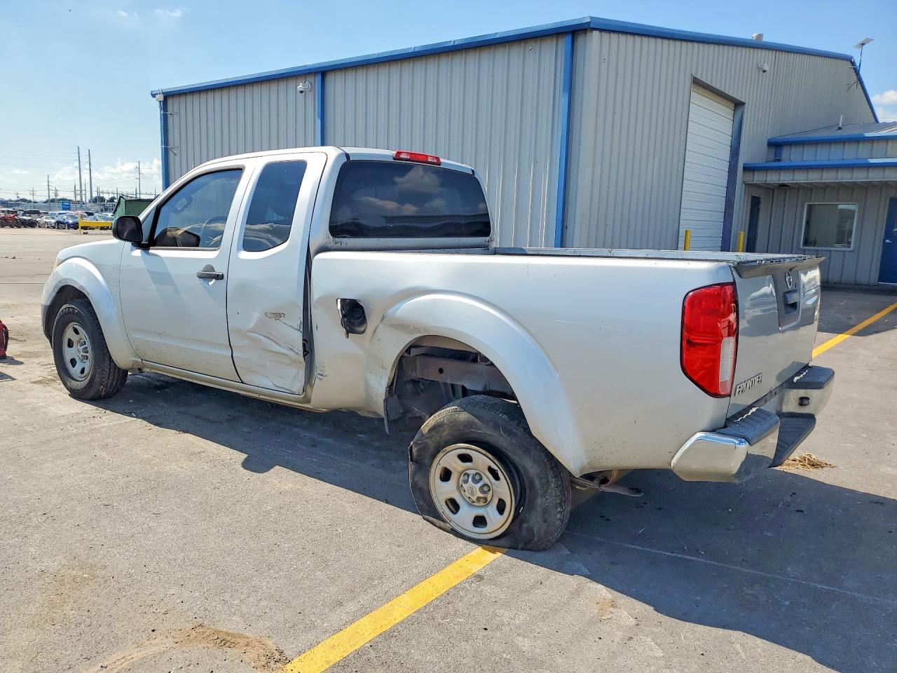 2014 Nissan Frontier S/Sv - Image 2