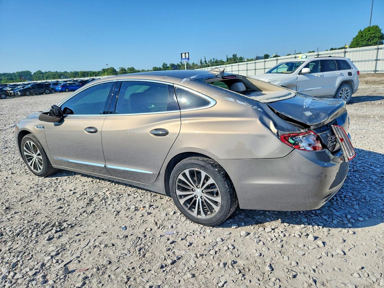 2017 Buick Lacrosse Essence - Image 2