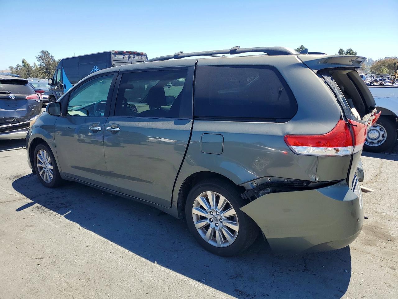 2011 Toyota Sienna Xle 7-Passenger - Фото 2