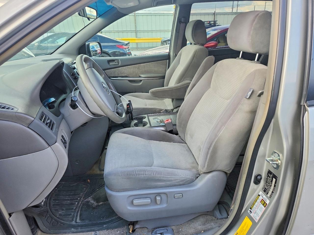 2008 Toyota Sienna Le 7-Passenger - Image 7