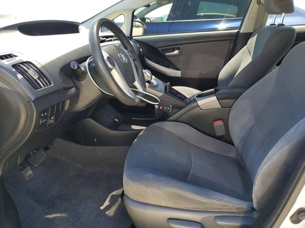 2014 Toyota Prius Two - Фото 7