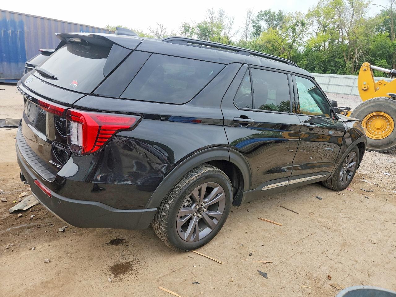 2025 Ford Explorer Active - Image 3