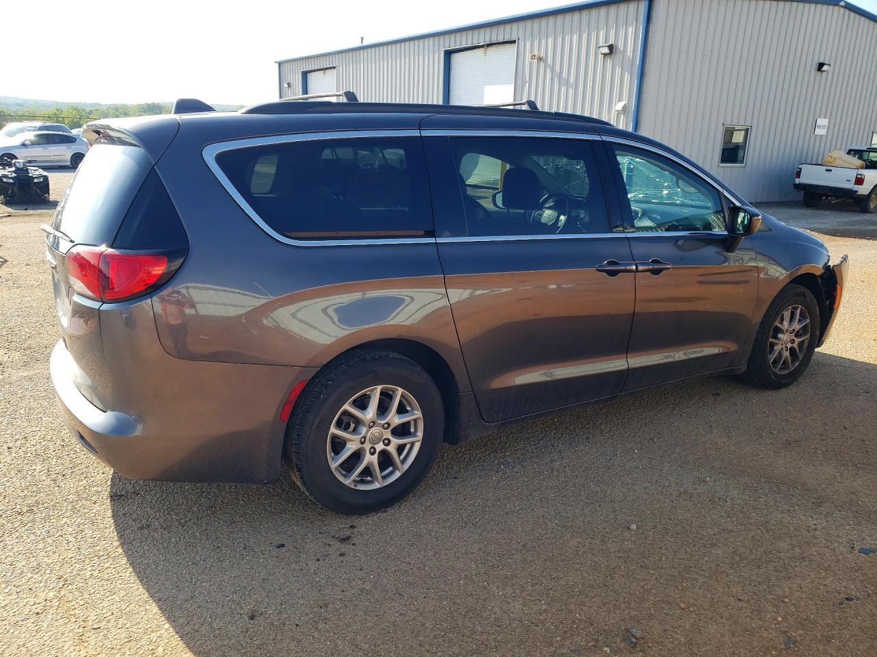 2020 Chrysler Voyager Lxi - Фото 3