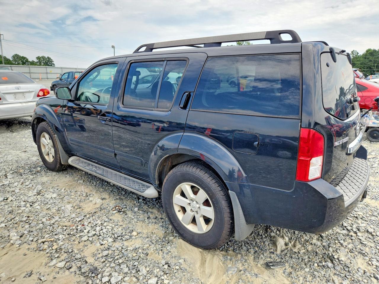 2008 Nissan Pathfinder S - Image 2