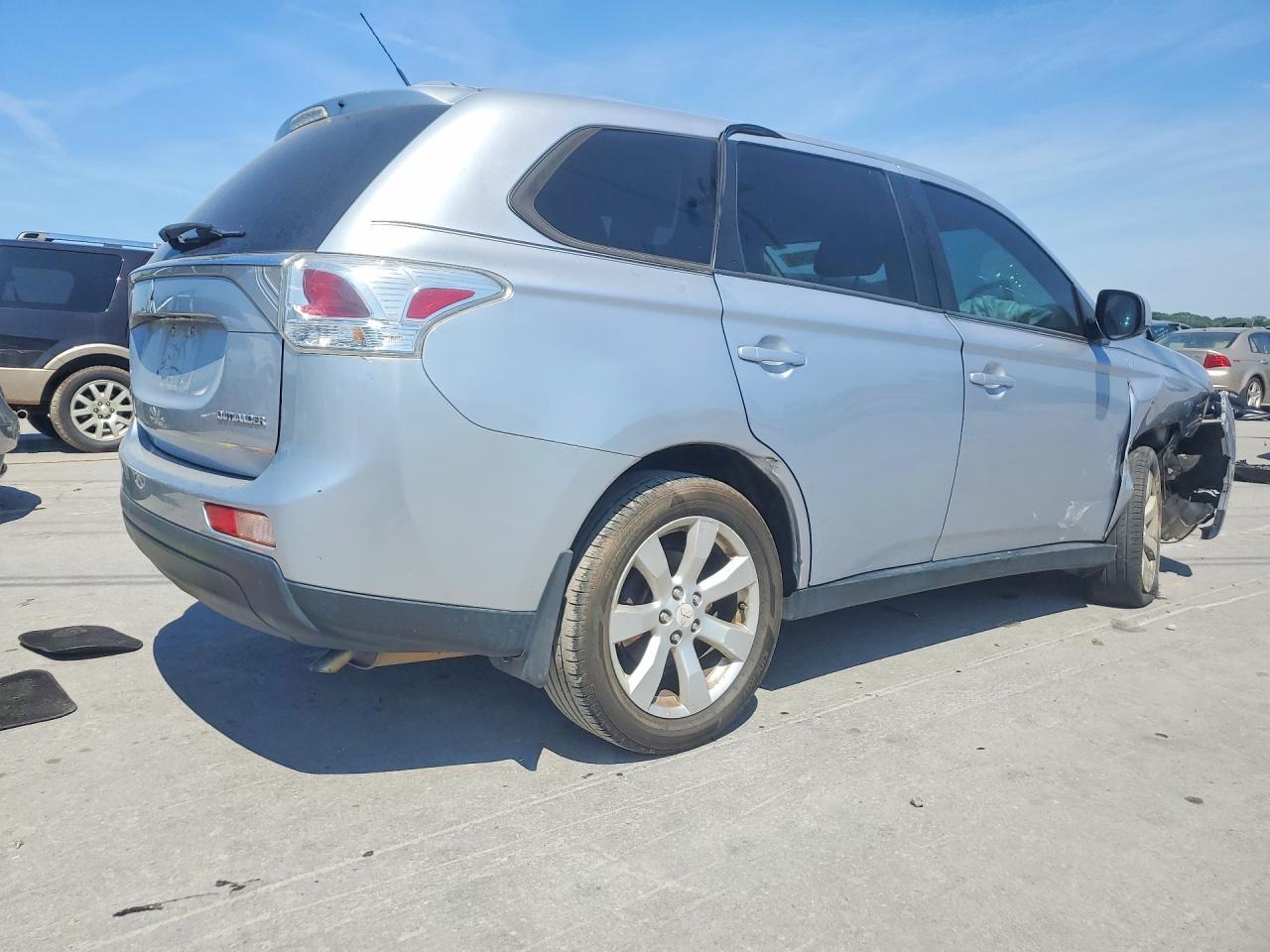 2014 Mitsubishi Outlander Es - Image 3