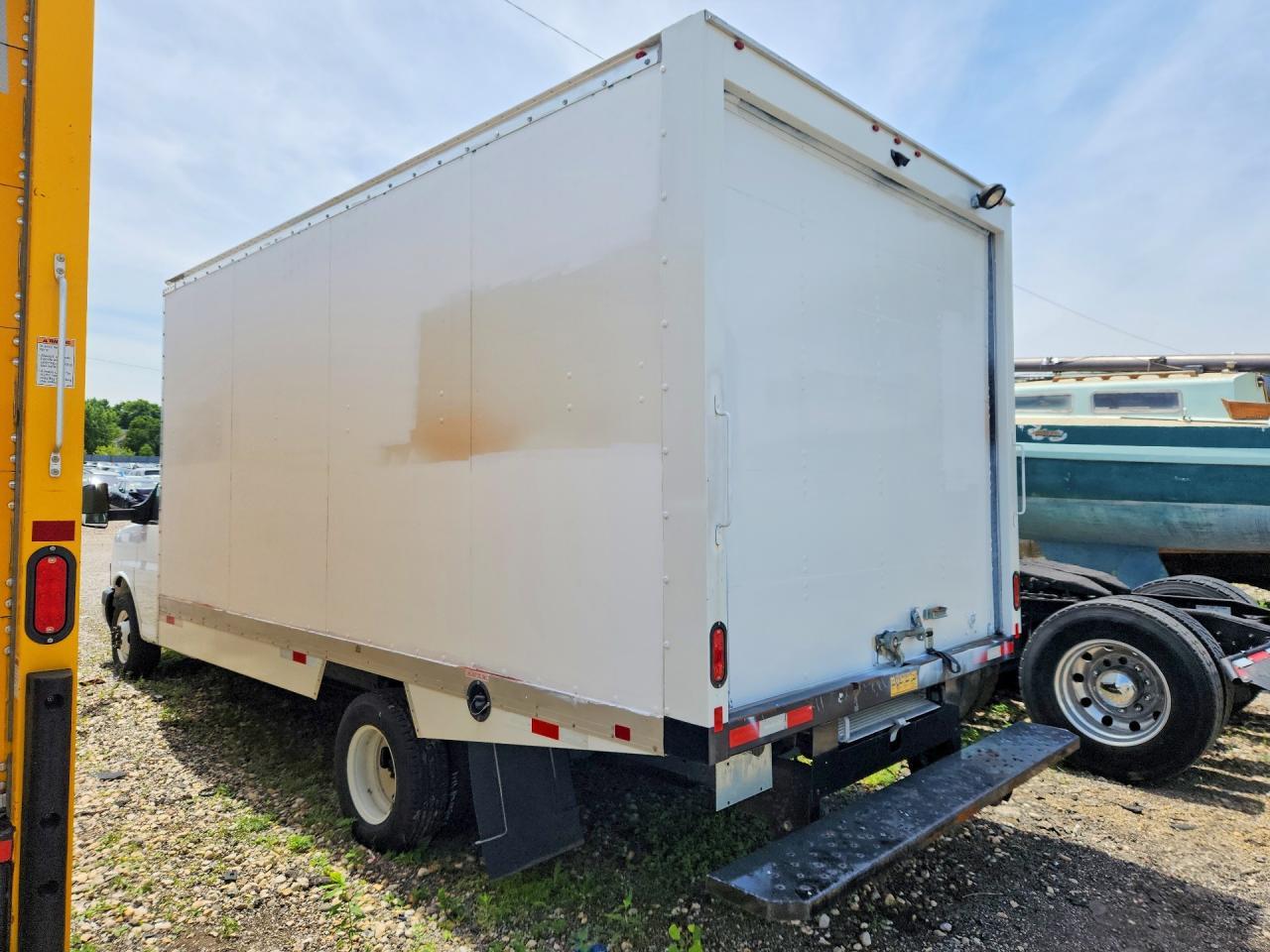 2024 Chevrolet Express Refrigerated Box Truck - Фото 2