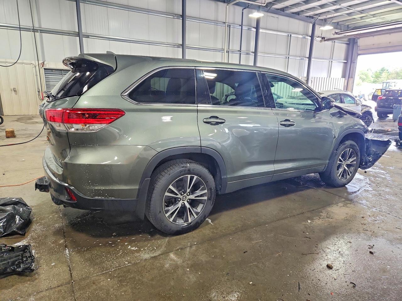 2018 Toyota Highlander Le Plus - Image 3