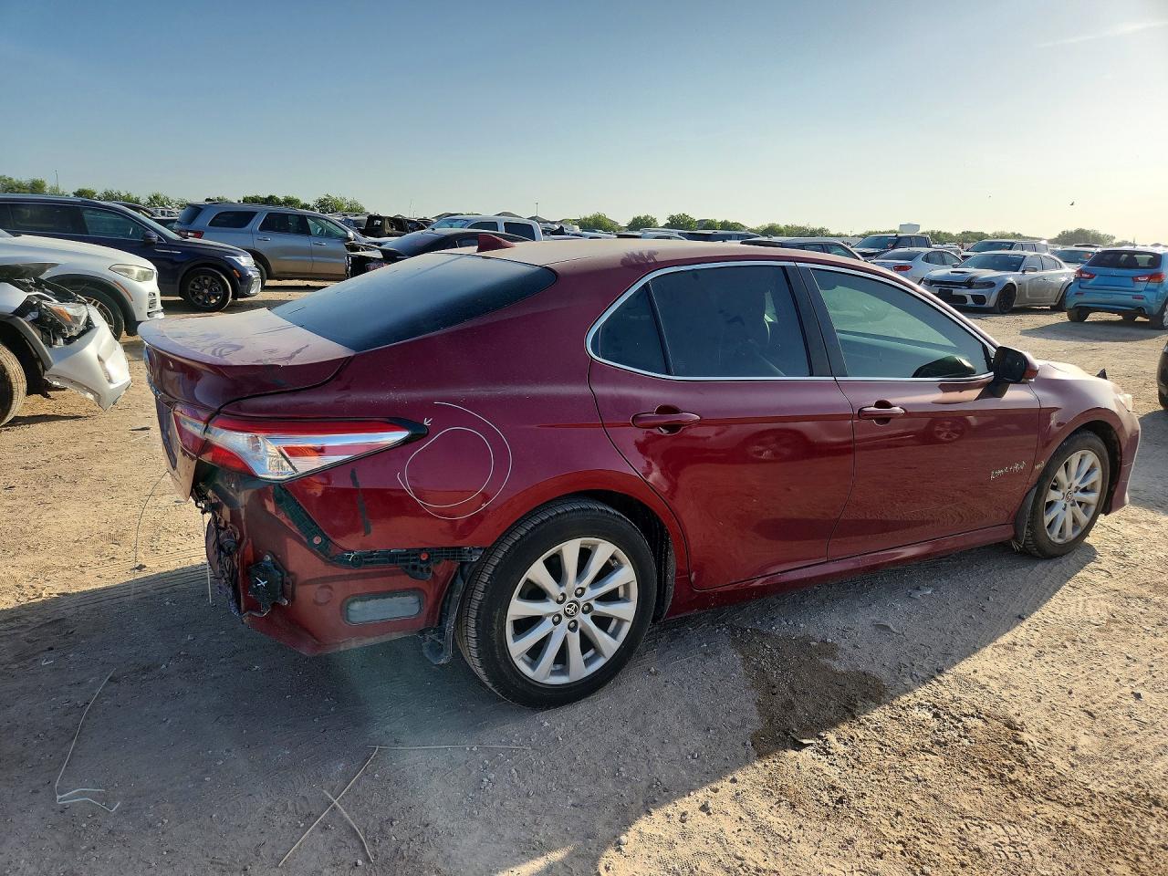 2020 Toyota Camry Le - Фото 3