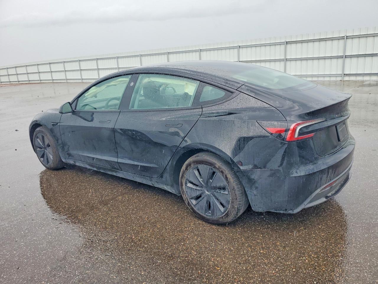 2025 Tesla Model 3 - Фото 2