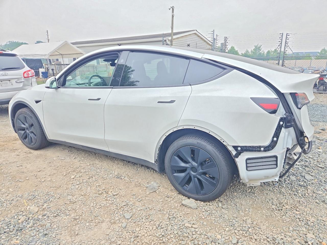 2025 Tesla Model Y - Фото 2